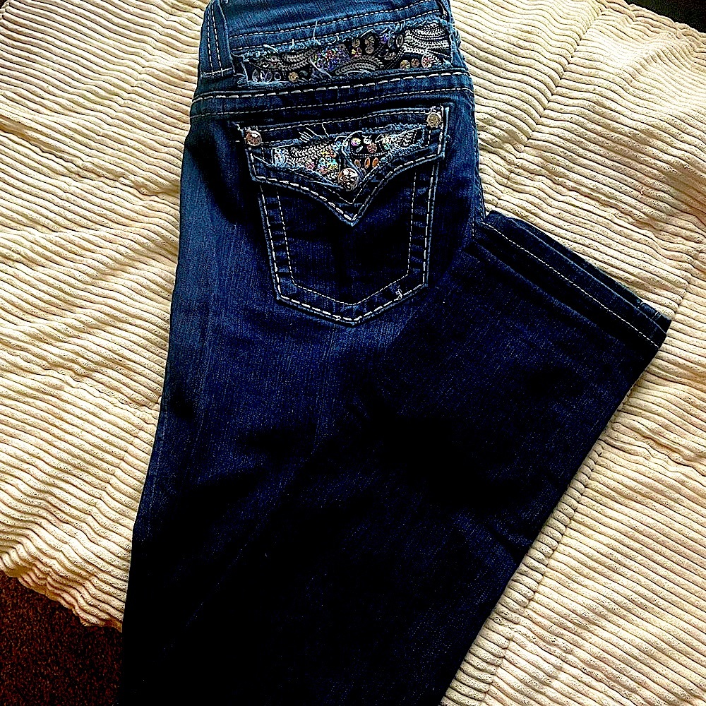 Women’s Miss Me Dark Wash denim jeans from Buckle. Easy skinny. Size 27.